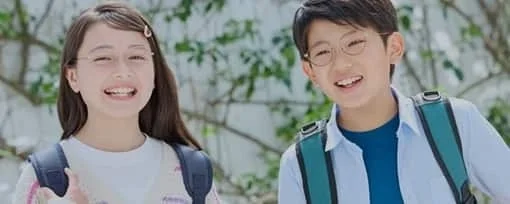 笑顔で歩く子どもたち