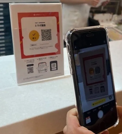 スマートフォンでQRコードを読み取る様子